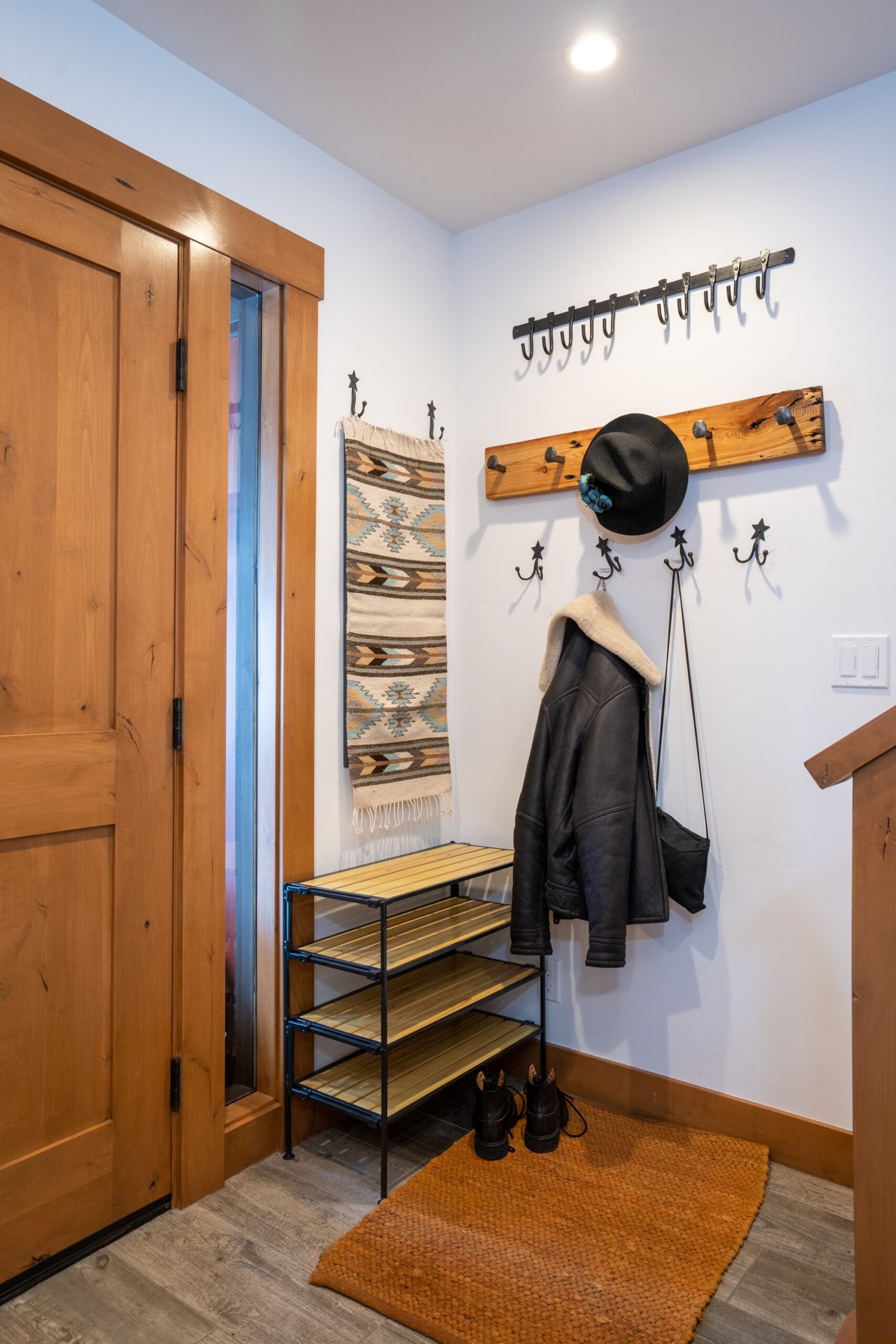 02_#21 Tahoe Tavern_Web #21TT Entry & Coat Rack