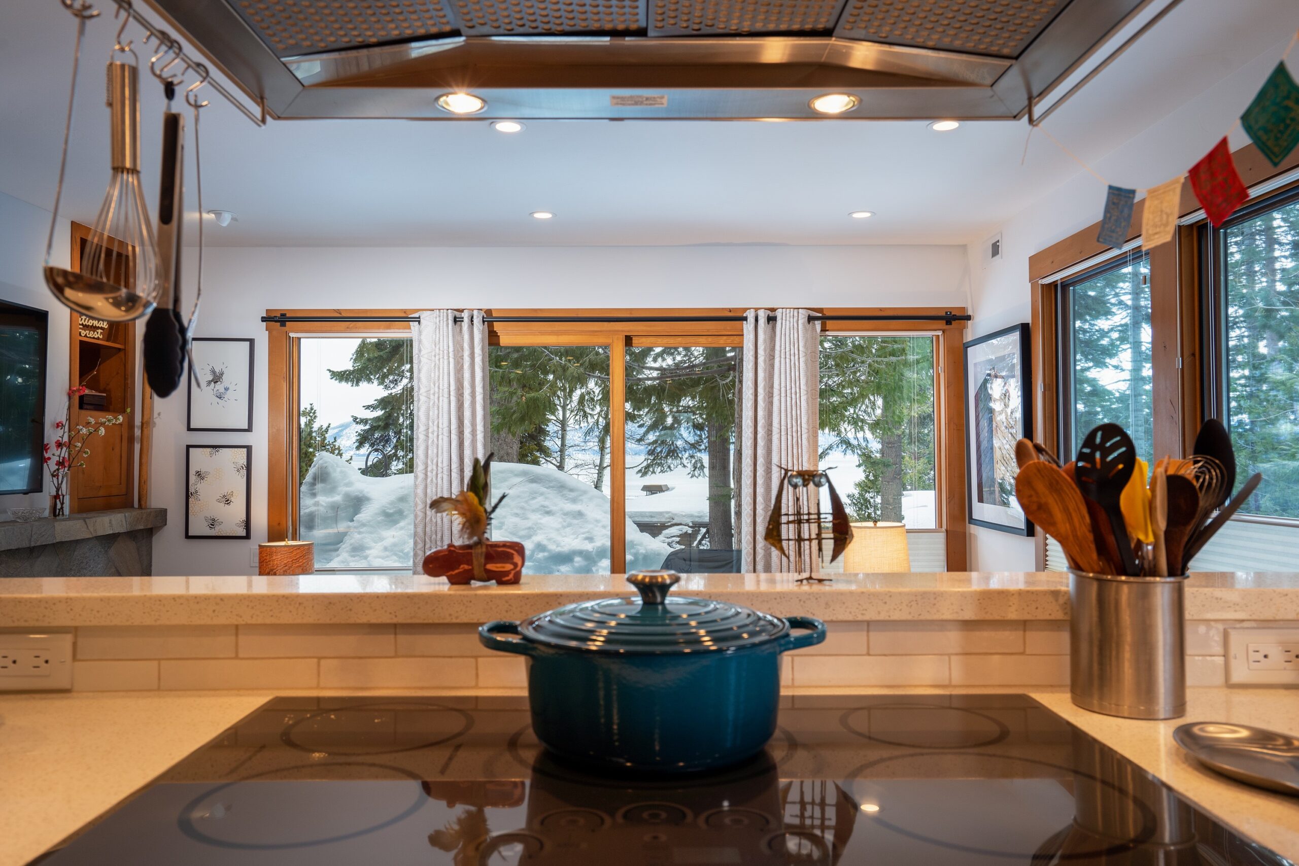 09_#21 Tahoe Tavern_Web #21TT View Out Living Room Sliders
