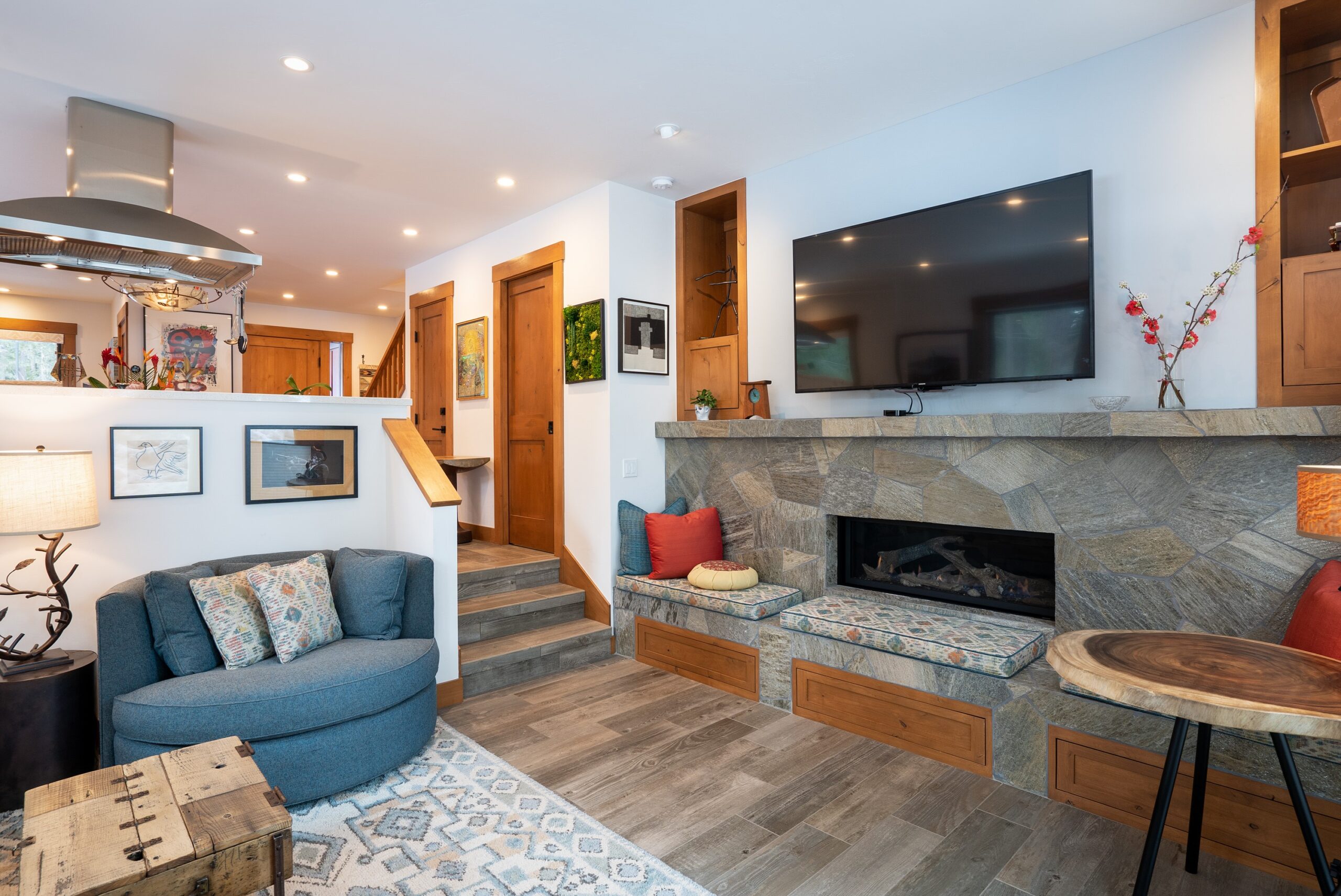 14_#21 Tahoe Tavern_Web #21TT LIving Room Fireplace TV