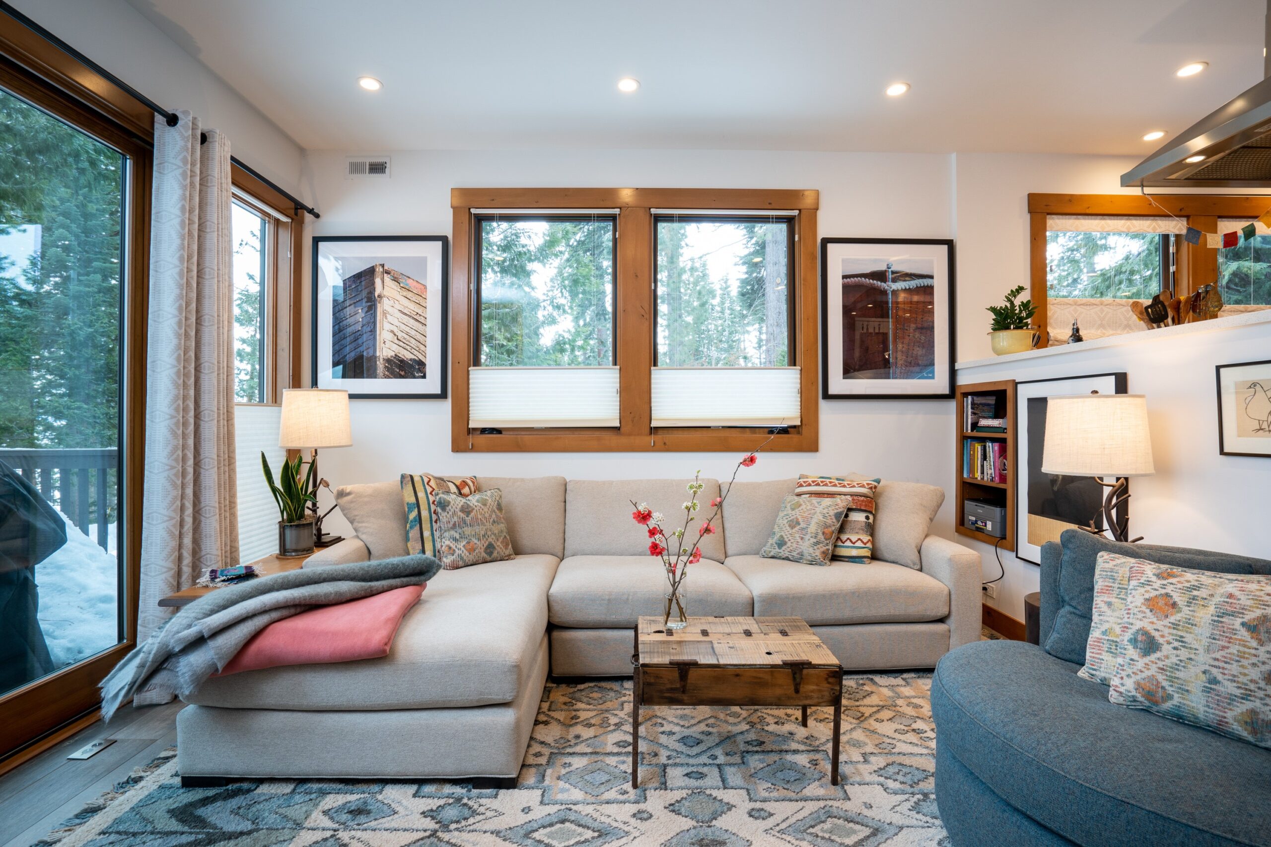 16_#21 Tahoe Tavern_Web #21TT Living Area Sofa 2 Windows