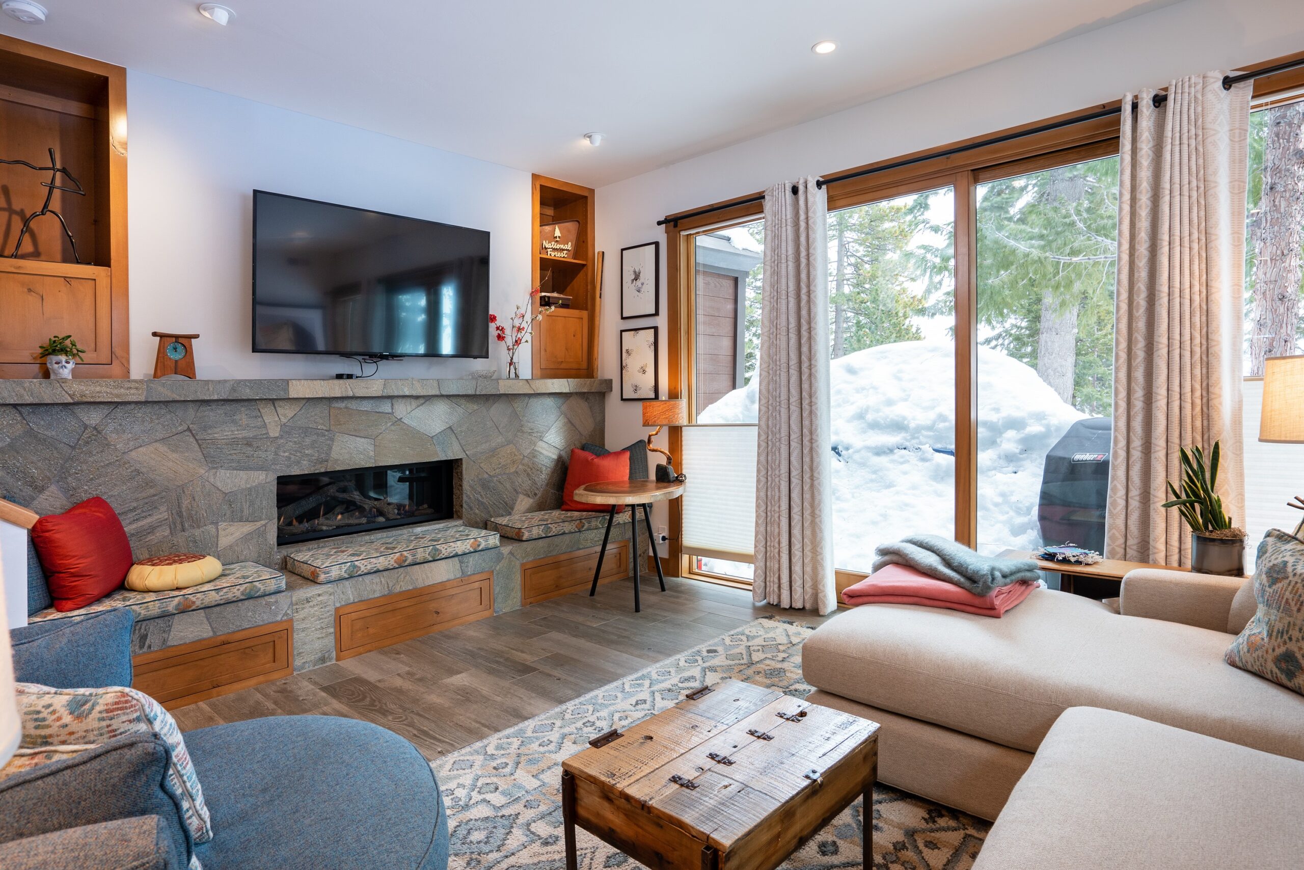 17_#21 Tahoe Tavern_Web #21TT Living Area Fireplace Slider