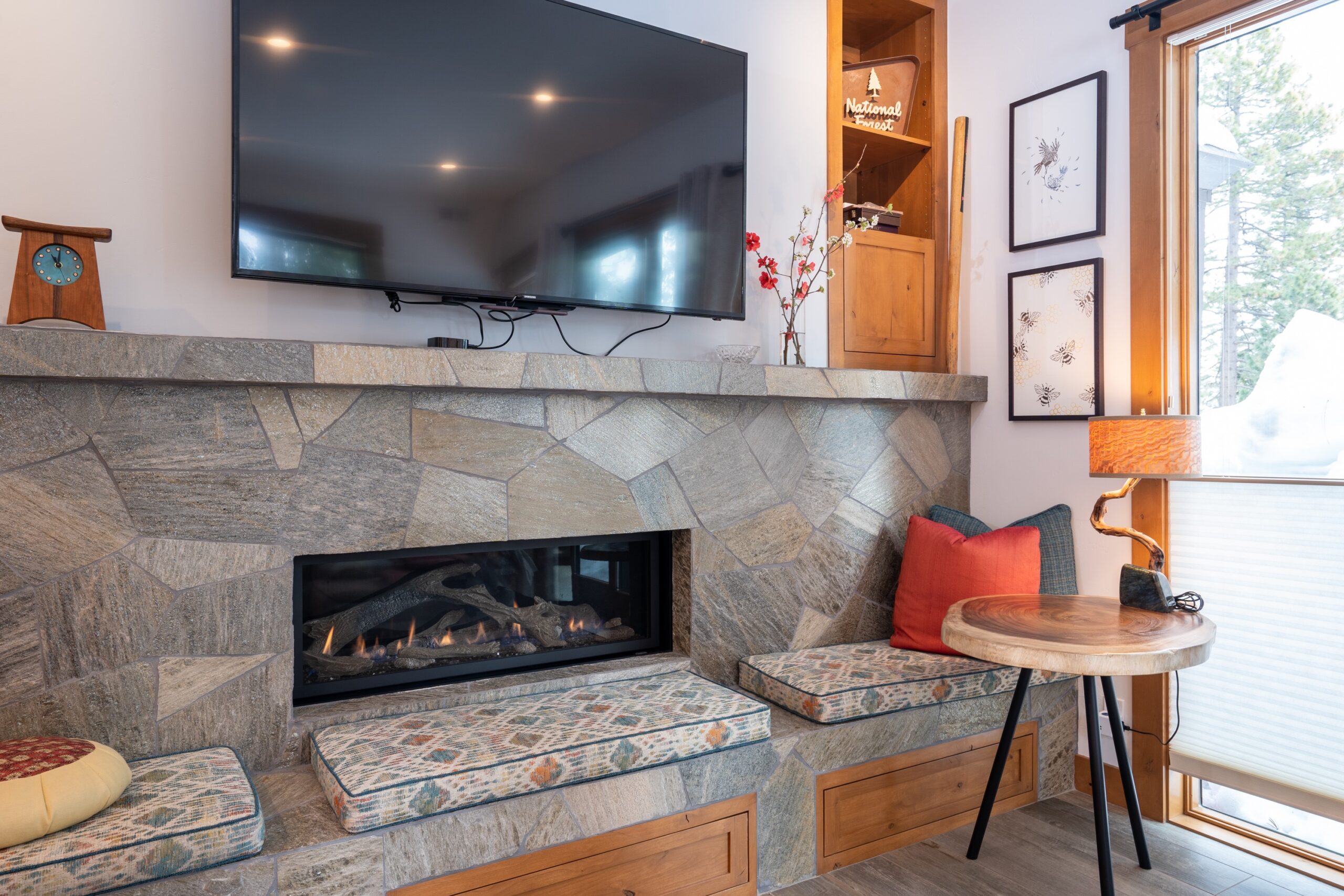 21_#21 Tahoe Tavern_Web #21 TV & Fireplace