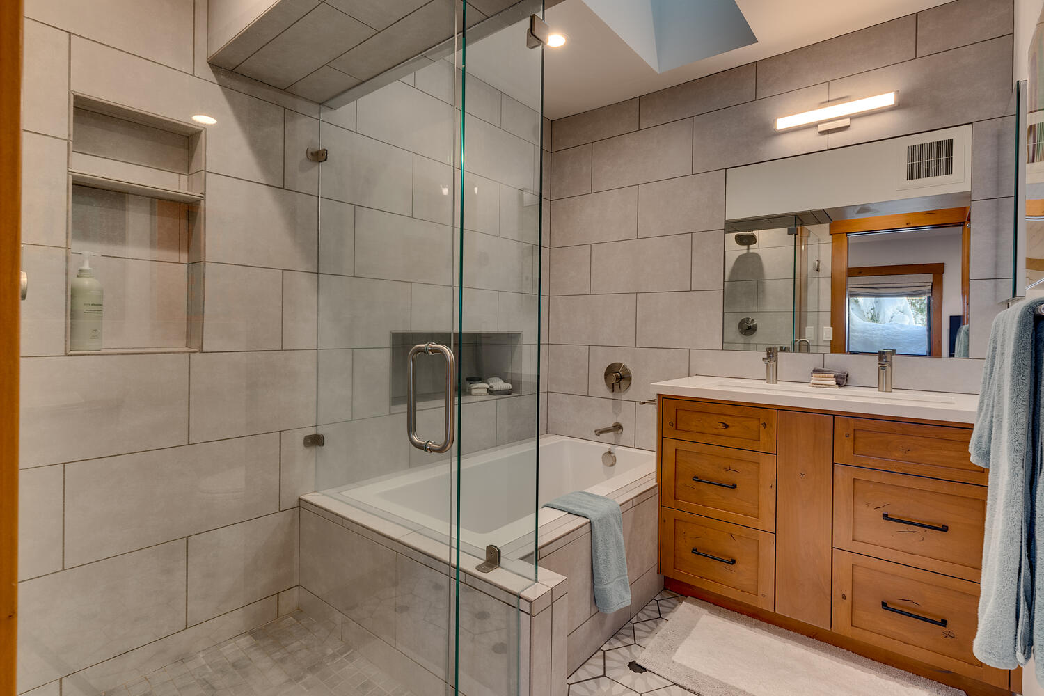 300 W Lake Blvd 21 Tahoe City-large-014-011-Primary Bathroom-1500x1000-72dpi #21TT Primary Bathroom